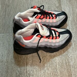 NIKE AIR MAX 95 GS SOLAR RED SIZE 5Y